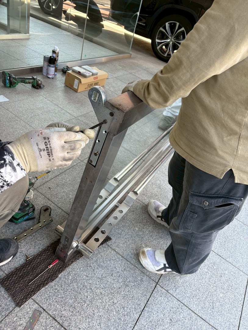 ピボットヒンジ交換工事